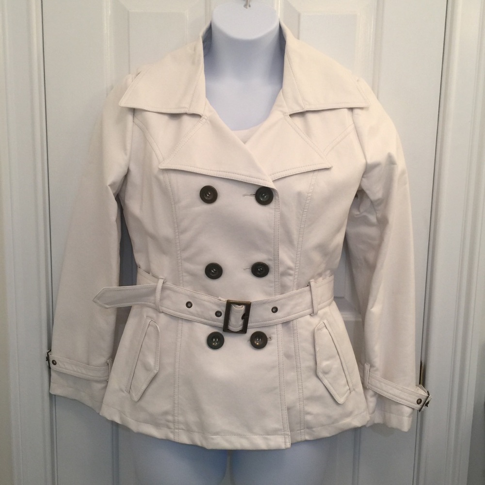 🌎🌎🌎 Tumbleweed stylish white pleather trench coat M